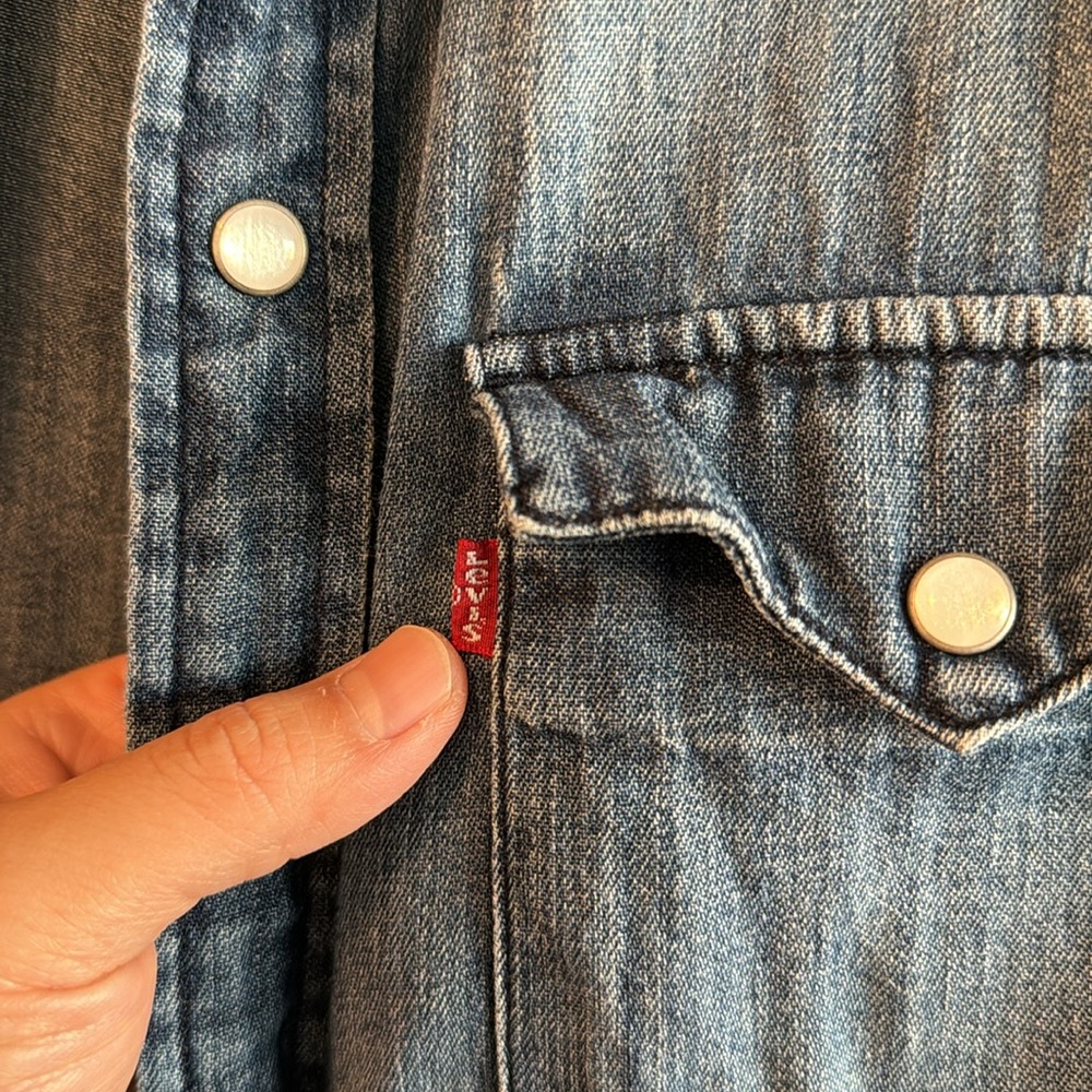 Levi's Button Down Sized Small - image 4